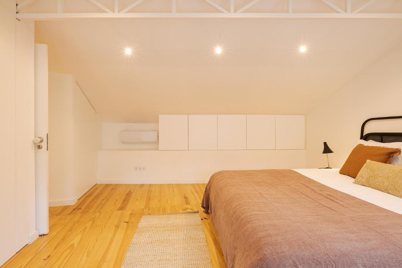 The Yellow House Spacious Duplex In Prazeres District Lisabona Exterior foto